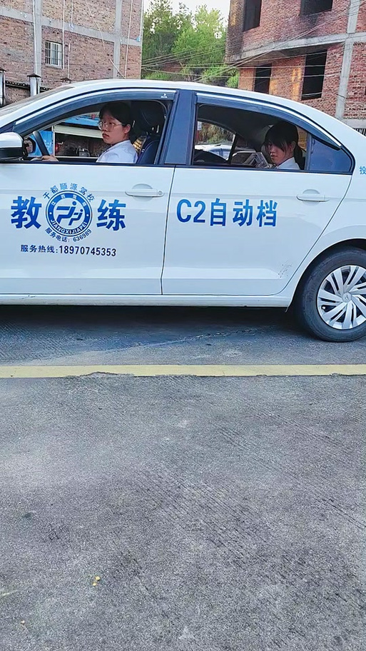 專業(yè)駕駛員培訓(xùn) 兩個(gè)小女孩六點(diǎn)下班來練車,剛好沒太陽,上班兩不誤